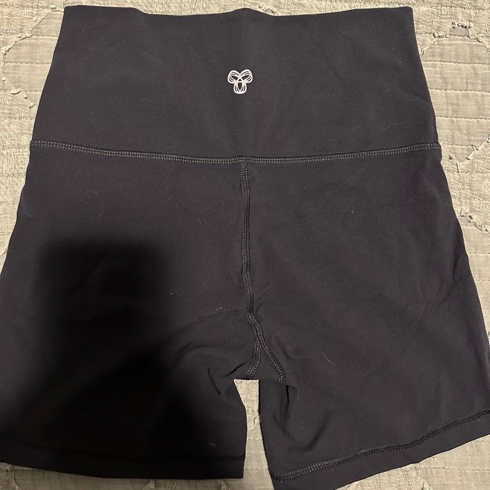 Aritzia TNA Atmosphere Butter 4” Short